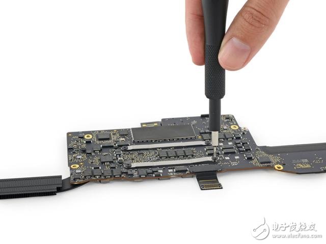 Apple's new Macbook Pro 13-inch disassembly: integration of innovative heights with the best sound quality in history