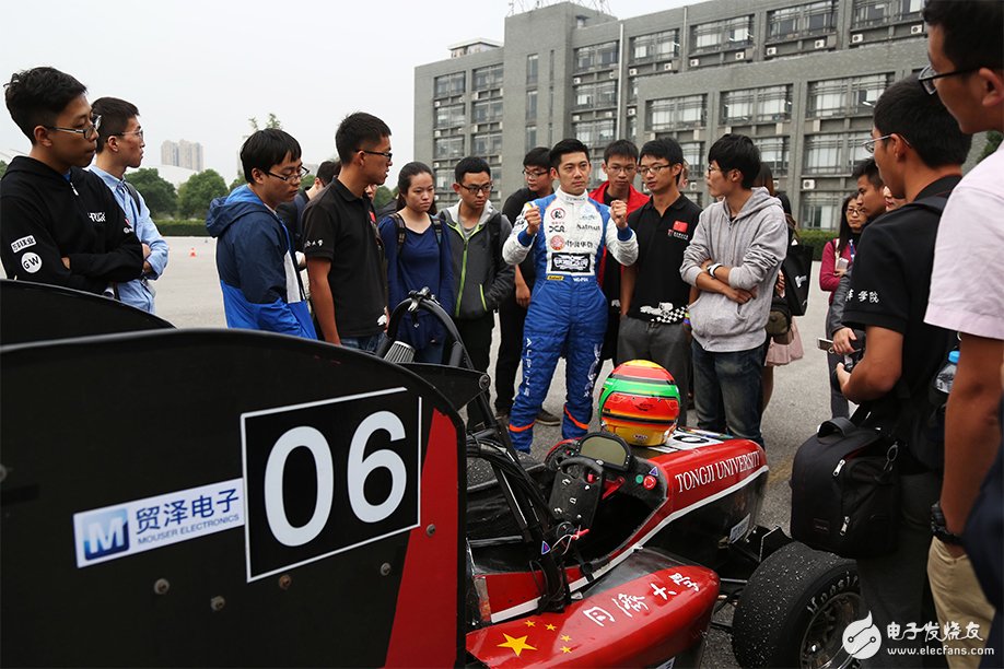 Dong Hebin communicates with the students of the Tongji University team