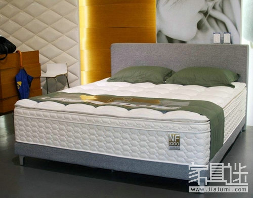 What kind of mattress is suitable for people who are sleeping on their side, lying on their back and lying on their back?