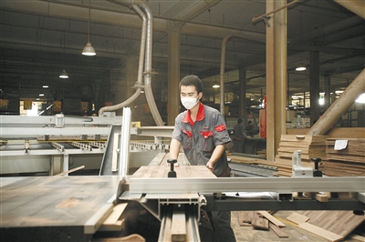 In the solid wood furniture factory of Baiqiang, Qumei and other brands, the improved traditional craft and modern industrial equipment are perfectly combined.