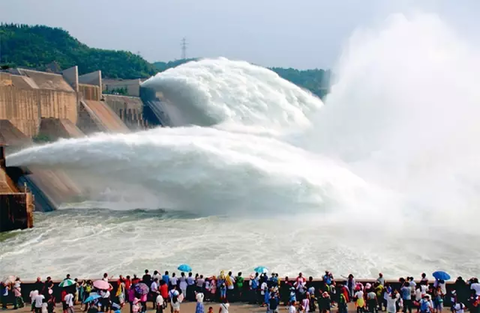 Tourists watched the Yellow River Xiaolangdi water and sediment adjustment in Jiyuan City, Henan Province (photo taken on July 5, 2015)