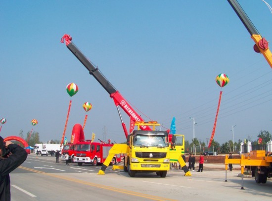 Attention should be paid to the 7th aspect Wreckers how to use the crane to lift the accident vehicle