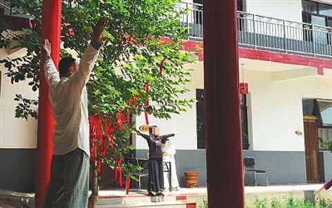 On May 30th, the teacher of the valley was leading the students to practice "convincing" to absorb the energy of the universe.