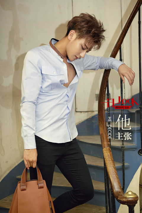 One day a look shirt with jeans and a small time back to Huang Zikai