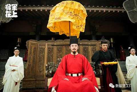 This is also related to the Song Dynasty system. In addition to the great etiquette, the emperors of the Song Dynasty generally wore round neck robes. The portraits of the Forbidden City are mostly red shirts.