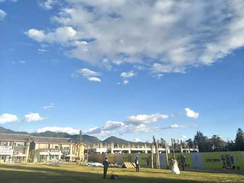 Sunshine 100 Snow Mountain town to shoot wedding photos of newcomers. International Finance News reporter Wu Wei