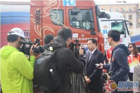 Wang Guang, inspector of the Transportation Services Department of the Ministry of Transport, was interviewed by CCTV before the joint truck.