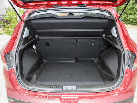 The official has not yet announced the specific volume of the luggage compartment, but after the second row of seats is completely down, the storage capacity will be greatly improved. In addition, it can be seen from the figure that after the rear seat is laid down, a large protrusion is formed with the luggage compartment floor, and the flatness is not good.