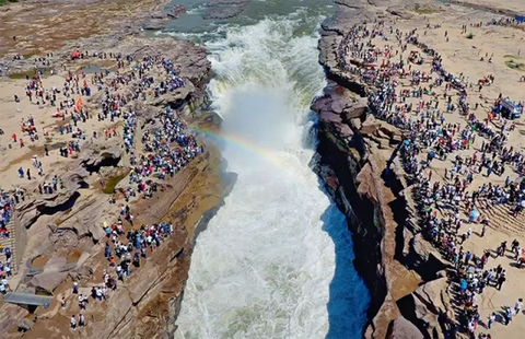 On April 30th, tourists visited the Hukou Waterfall Scenic Spot in the Yellow River? Rao Beicheng photo