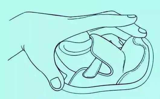 If these three situations occur, it means that the baby's shoes are small, and the shoes should be replaced by the bigger ones.