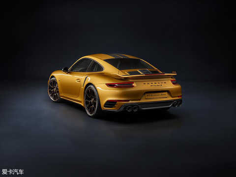 In terms of appearance, the new Porsche 911 Turbo S Exclusive Series has been upgraded in many details. The new car features a unique sheet metal metallic paint and a variety of carbon fiber components, including the hood, roof and side skirts. In particular, the two carbon fiber interlacing strips outline the unique contour of the roof and hood, and the movement is strong. In the rear, the new Turbo aerodynamics, the new rear apron, the carbon fiber air intake, and the black stainless steel four-out exhaust pipe make the entire rear end recognizable. The other two wings are also equipped with exquisite trims of â€œPorsche Exclusive Manufakturâ€. In addition to the sheet metal metallic paint, the new 911 Turbo S Exclusive Series offers a range of original body colors to choose from.