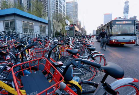 P48-3 has overflowed the platform and shared bicycles parked on the bus lane.