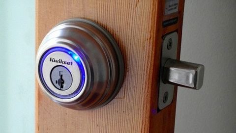 "Touch the door" smart lock: a "knock" to open