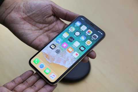 The iPhone X is equipped with a 5.8-inch rounded irregular OLED full screen that supports HDR and original color display technology. In fact, if measured according to a standard rectangle, the diagonal length is 5.85 inches. This size is larger than the 5.5 inch of the Plus model, and the 2436*1125 resolution (458ppi) also reaches the super retina level. Although there are anti-staining and anti-fingerprint coatings on the front and back, if you are a Virgo, you may still have to wear a piece of glasses cloth.