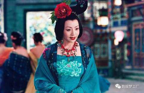 He also won the best costume design of the 22nd Hong Kong Film Awards for his film "Hero".