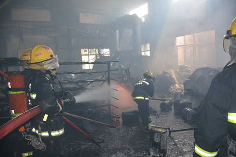 A furniture factory in Guangdong caught fire and one person accidentally fell!