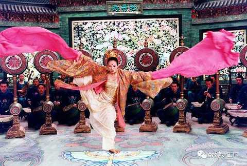 He also won the best costume design of the 22nd Hong Kong Film Awards for his film "Hero".