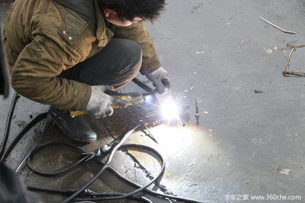 The wrong way to hurt the car and hurt people welding repair car stress a lot