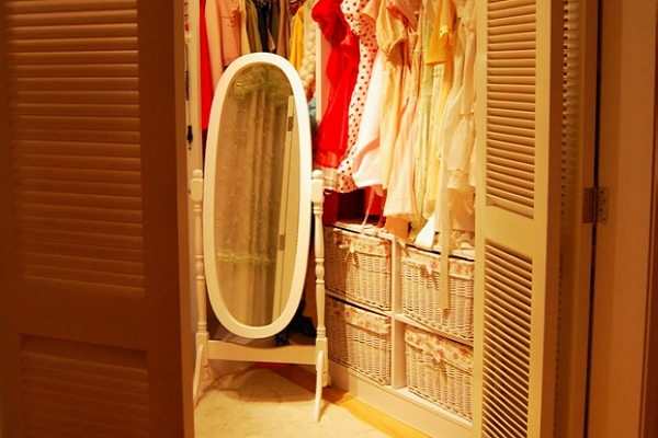 "hidden" dressing mirror