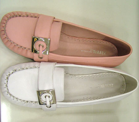 Fashion: European style, romantic warm flat shoes