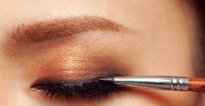 Deep sorrowful golden brown smoked big eye makeup