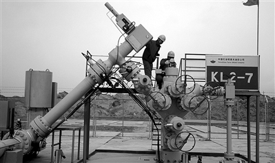 Figure 1 shows the gas well Kela 2-7 gas well with the largest cumulative production in the Tarim Oilfield. The gas production team employees are conducting daily inspections. Photo by Guo Xiaowei