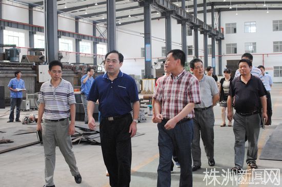 The deputy secretary of the Municipal Party Committee and the city accelerated the promotion of Yang Weiguo, the leader of the new industrialization leading group (in the front row), to investigate the lifting of the bridge (if taken by Yeh)