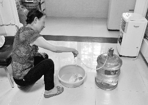 Ms. Huang had to use bottled water for laundry. Reporter Guo Ketang