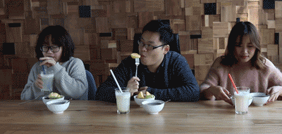 The following is their spit on the breakfast, the overall is relatively calm.