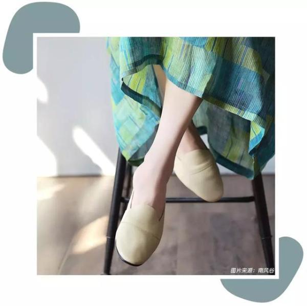 The clothes and shoes that were turned out in my mother’s wardrobe turned out to be the hottest this year.