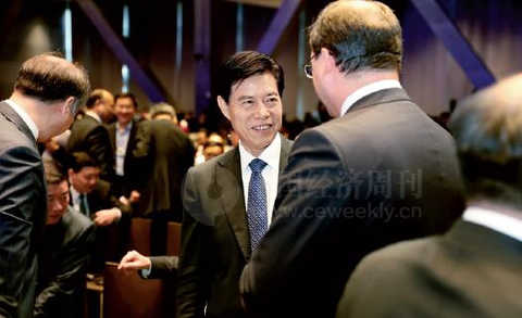 24-4 Minister of Commerce Zhong Shan communicated with representatives of the meeting.