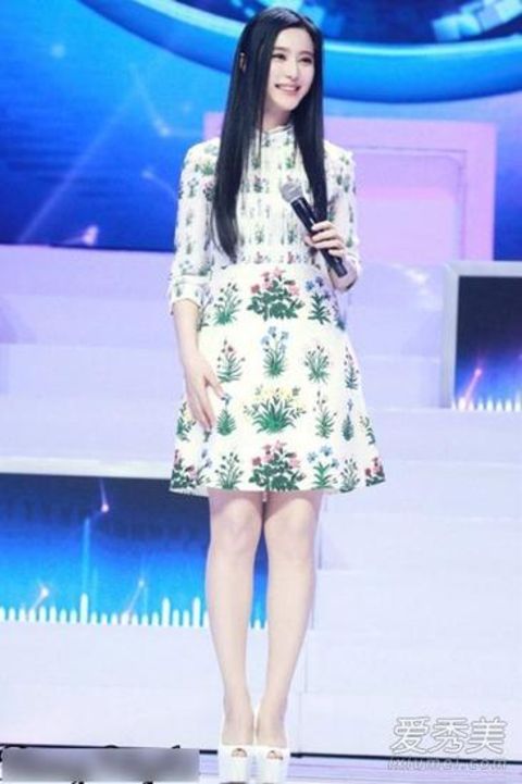 Fan Bingbing wears a printed white dress