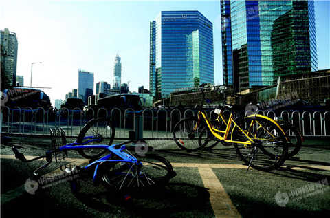 Before the p848 Beijing Bawangfen East bus station, the illegally parked shared bicycle was overthrown.