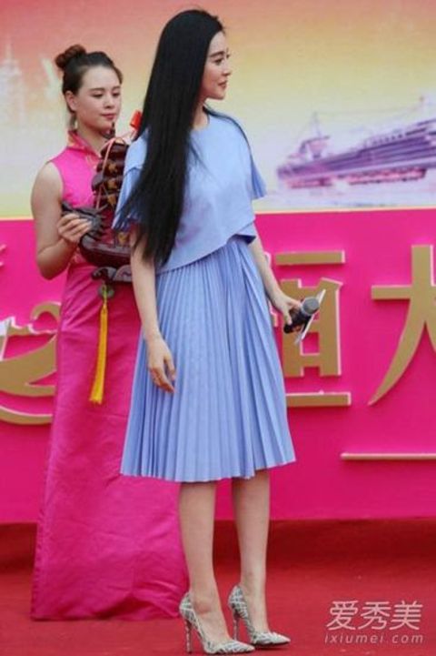 Fan Bingbing wears a sky blue pleated dress