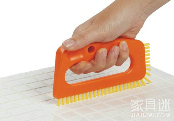 Tile cleaning brush