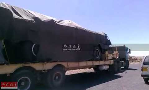 Through clever disguise and meticulous concealment, the missiles of Houthi and their allies still pose a huge threat to the Saudi coalition. The picture shows a Yemen missile launcher that is hidden on a heavy-duty flatbed truck.