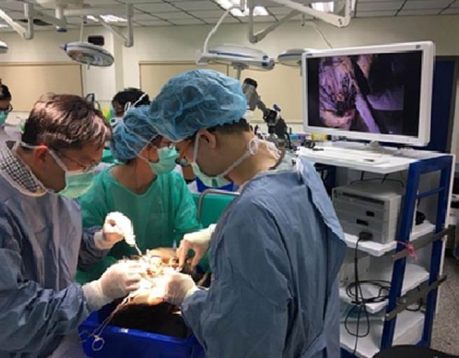 The first successful clinical 3D immersive surgery training