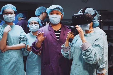 It is understood that the medical department first used VR technology to treat social phobia. In a social scenario designed for the patient, by observing the patient's response, the psychologist in the background can choose to increase or decrease the treatment level instantly.