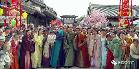Even the group's clothes are all in a variety of styles. In contrast, the three small costumes with more dramas are so pure, and the plot broadcasts eight episodes, or the same set of costumes. It really makes people feel that they have lost their watermelons and sesame seeds.