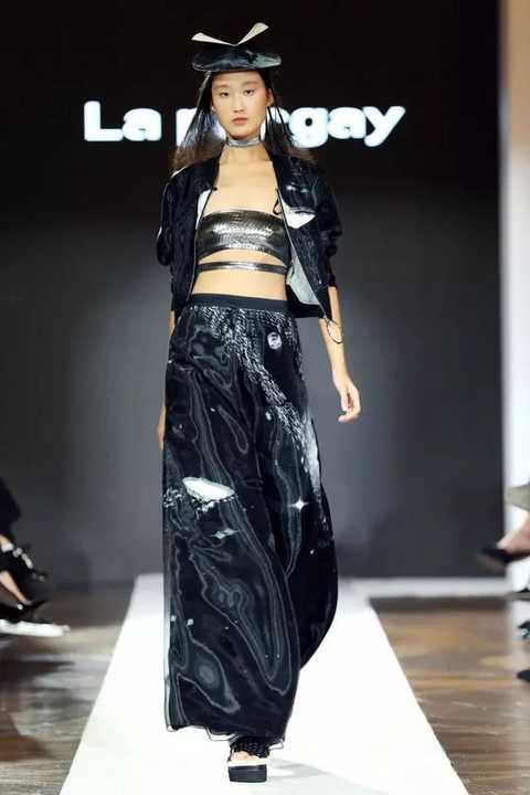 Stunning | black and white big show debut in Milan, call for oriental fashion crazy
