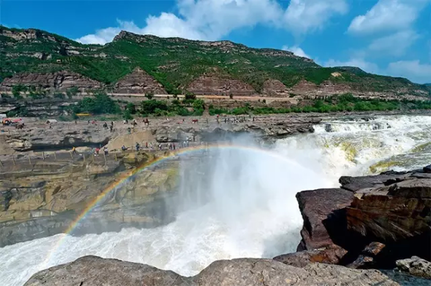 On May 23, the splash of water from the Hukou Waterfall of the Yellow River formed a beautiful rainbow in the sun.