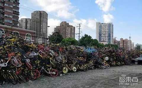 Shanghai, a tens of meters of bicycle wall