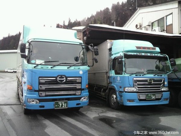 Why do three lights need to disappear at the top of the heavy truck cab?