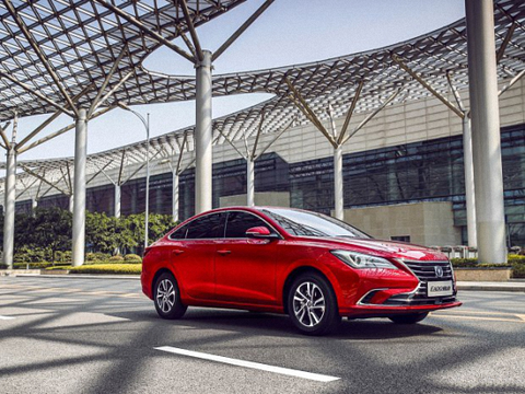 In terms of appearance, the new front-end face adopts Changan's latest family-style design. The overall shape is similar to the previously released Ruiqi CC. The new front grille and chrome trim strips have good visual effects. At the same time, the new car is also refitted. A new headlight group with LED daytime running lights.