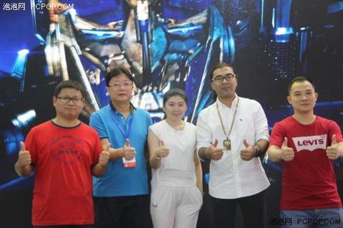 Mr. Meng Fanyu (right), founder of A Wolf Studio, Ms. Zhang Nannan (middle), Director of DMG Brand Licensing, and Mr. Chen Yong, co-founder of Beijing Yidong (left)