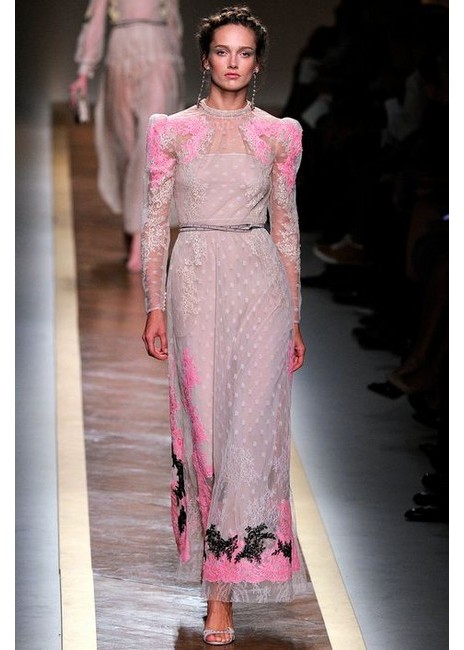 Lace embroidered lace in the Valentino dress is light and clear, and the models are made of hair. The extra large long-falling earrings are equipped with tight belts and classic sandals. The dream is full of enthusiasm. Valentino 长裙的蕾ä¸åˆºç»£èŠ±è¾¹è½»ç›ˆå‰”é€ï¼Œæ¨¡ç‰¹ç§€å‘盘髻,超大款长å 耳饰,æé…紧身腰带和ç»å…¸å‡‰éž‹ï¼Œæ¢¦å¹»æ„å‘³æµ“éƒæ•´åœºï¼›