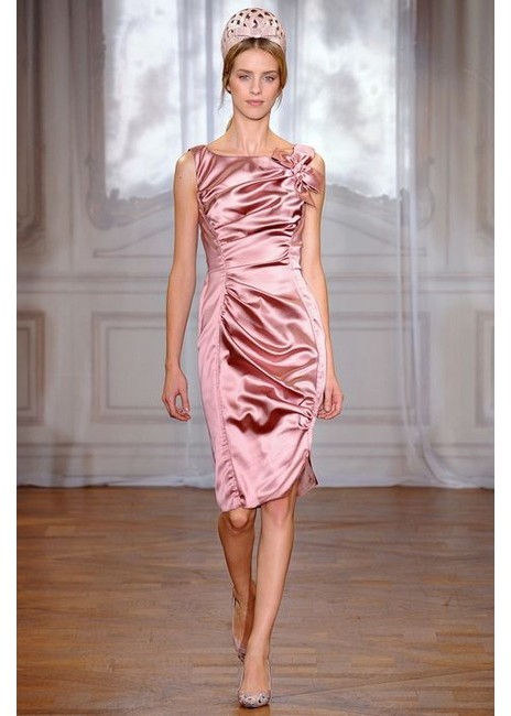 Nina Ricci's pleated silk skirt, with royal style hat, unveiled low-key exquisite sparkling... Nina Ricci 的褶皱å°ä¸è£™ï¼Œæé…çš‡å®¤é£Žæ ¼ç¤¼å¸½ï¼Œå¼ æ‰¬ä½Žè°ƒçš„ç²¾è‡´é—ªäº®â€¦â€¦