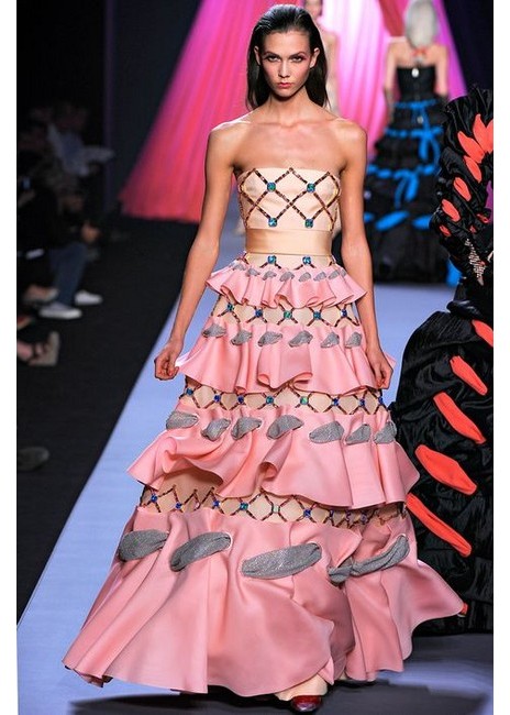 Viktor & Rolf's Spring/Summer 2012 release featured a gorgeous tube top dress with pink lotus leaves, revealing elves as if they were coming out of the wand. Viktor & Rolf 2012春å¤å‘布ä¸ç”¨ä¸€æ¡åŽä¸½æŠ¹èƒ¸é•¿è£™ï¼Œç²‰è‰²è·å¶é•¶è¾¹ï¼Œå°†ä»¿ä½›ä»Žé”æ–光芒ä¸èµ°å‡ºçš„ç²¾çµå±•现在我们é¢å‰ï¼›