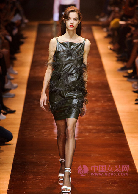 Paris Fashion Week is a popular spot Solid-colored show field is also crazy (Figure 4) 巴黎时装周æµè¡Œçœ‹ç‚¹ 纯色秀场也疯狂(图4)