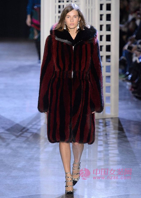 2016 autumn and winter women's fashion trends: fur complex (Figure 5) 2016秋冬女装æµè¡Œè¶‹åŠ¿ï¼šçš®è‰æƒ…结(图5)